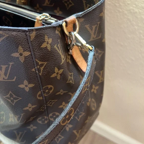 Monogram Canvas Montaigne GM- Large Travel Handbag removable strap. Lock/ key 🔐 - Picture 4 of 13